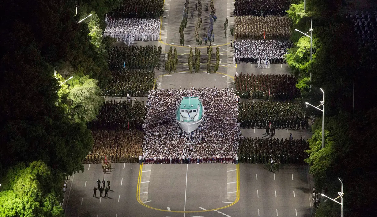 Suasana acara peringatan Hari Angkatan Bersenjata di Havana, Kuba, Senin (2/1). Kapal pesiar Granma yang membawa saudara Castro, Ernesto "Che" Guevara dari Meksiko menuju Kuba untuk memulai revolusi pada tahun 1959. (Reuters/Desmond Boylan /Pool)