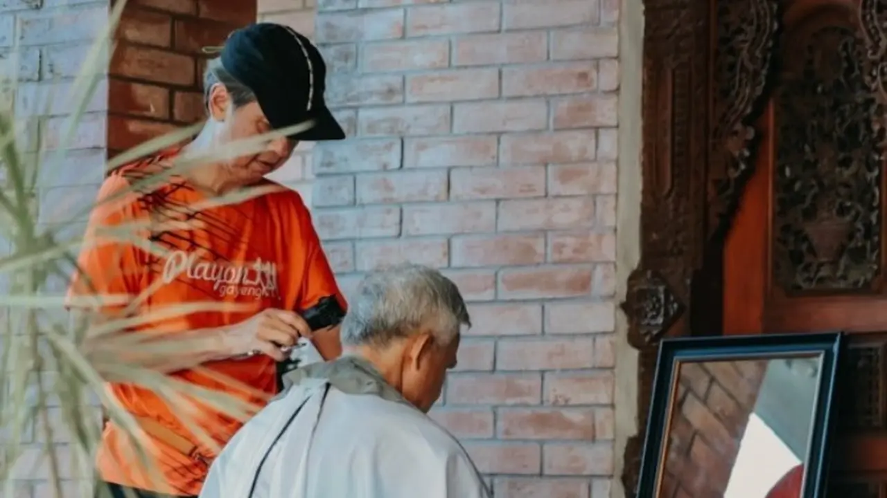 Ganjar Pranowo Panggil Tukang Cukur ke Rumah dan Ganti Gaya Rambut, Warganet Singgung Gibran Rakabuming