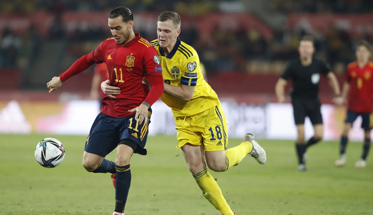 Raul de Tomas - Performa apik pemain Espanyol ini akhirnya mampu mencuri perhatian Luis Enrique untuk memanggilnya ke Timnas Spanyol. Tomas merasakan debutnya untuk La Furia Roja kala bertanding melawan Yunani pada 12 November 2021 lalu. (AP/Angel Fernandez)