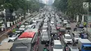 Sejumlah kendaraan terjebak kemacetan di sekitar lokasi pengalihan arus lalu lintas di Jalan Medan Merdeka Timur, Jakarta, Jumat (14/6/2019). Pengalihan arus dilakukan di sejumlah titik menuju Gedung Mahkamah Konstitusi terkait sidang perdana sengketa Pilpres 2019. (Liputan6.com/Immanuel Antonius)