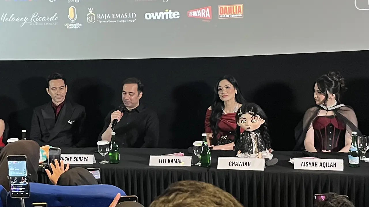 Darius Sinathrya, Rocky Soraya, Titi Kamal, dan Aisyah Aqilah dalam konferensi pers dan screening film "The Doll Ghawiah" di kawasan Jakarta pada (16/10/2026)/ (Liputan6.com/Afradhiya N. R)
