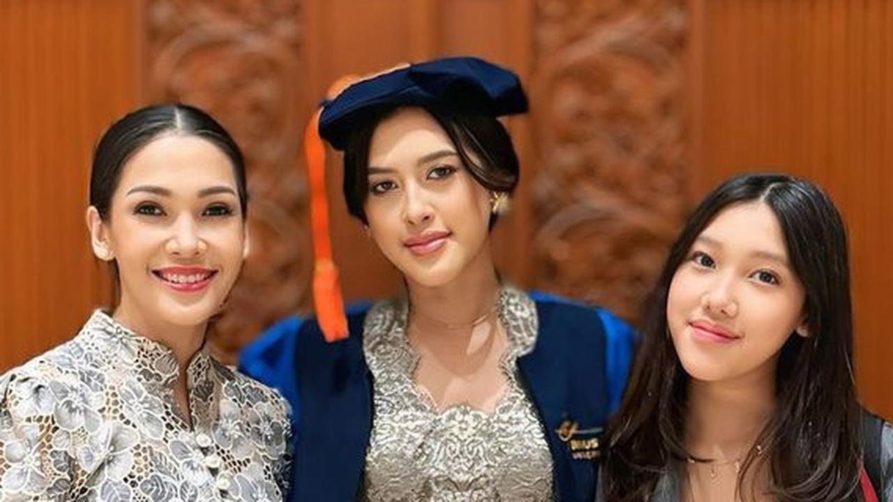 Potret Cantik Queena Anak Mieke Amilia Diwisuda, Anggun Berkebaya - Senyum Manisnya Sukses Curi Perhatian