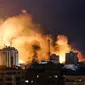Bola api meletus saat Israel membombardir Kota Gaza, Palestina, Senin (9/10/2023). Israel memberlakukan pengepungan total di Jalur Gaza dan memutus pasokan air karena terus mengebom sasaran-sasaran di daerah kantong Palestina yang padat penduduknya sebagai tanggapan atas serangan mendadak Hamas yang disamakan dengan serangan 9/11. (MOHAMMED ABED/AFP)