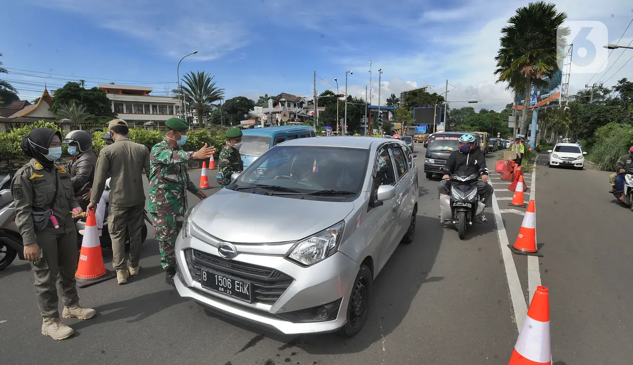 Petugas gabungan Satgas COVID-19 memeriksa kendaraan wisatawan di jalur wisata Puncak, Gadog, Bogor, Jawa Barat, Jumat (12/2/2021). Pemeriksaan dan penyekatan sebagai upaya meminimalisir penyebaran COVID-19 saat libur Tahun Baru Imlek 2572 dan akhir pekan. (merdeka.com/Arie Basuki)