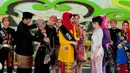 Wakil Gubernur DKI Basuki Tjahaja Purnama bersama istri, Veronica Tan Basuki, memasangkan kain kepada pemenang Abang & None 2014 Zulfikri Arif & Andiani Muliana, Sabtu (30/8/14). (Liputan6.com/Andrian M Tunay)