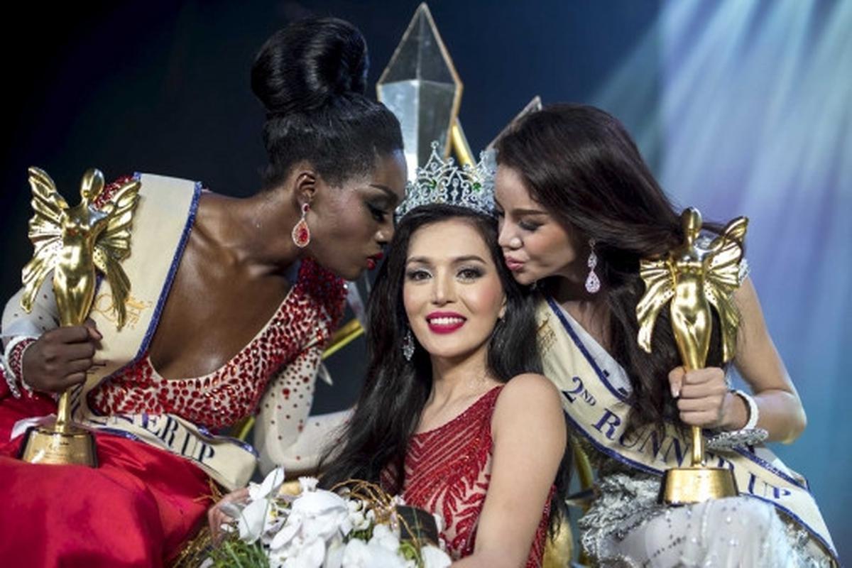 Wajah bahagia waria Filipina pemenang Miss International Queen 2015