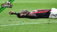 Video replay Mario Balotelli coba mencetak gol tangan tuhan ala Diego Maradona namun wasit mengetahuinya dan ia diberi kartu kuning.