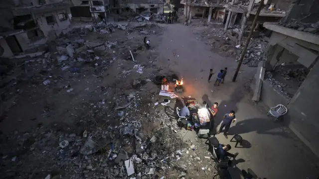 FOTO: Hidup di Antara Reruntuhan Bangunan Usai Konflik Hamas - Israel