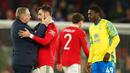Pelatih Nottingham Forest Steve Cooper (kiri) menyapa pemain Manchester United Bruno Fernandes usai pertandingan sepak bola leg kedua semifinal Piala Liga Inggris antara Manchester United dan Nottingham Forest di Old Trafford, Manchester, Inggris, 1 Februari 2023. Manchester United melaju ke final Piala Liga Inggris usai mengalahkan Nottingham Forest dengan skor 3-0 pada leg pertama dan 2-0 pada leg kedua. (AP Photo/Dave Thompson)