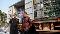 Presiden Joko Widodo berbincang dengan Dirjen Bea Cukai Heru Pambudi saat penindakan barang tekstil impor ilegal di Jakarta, Jumat (16/10/2015). Jokowi menyebut, maraknya impor tekstil ilegal merusak industri nasional. (Liputan6.com/Faizal Fanani)