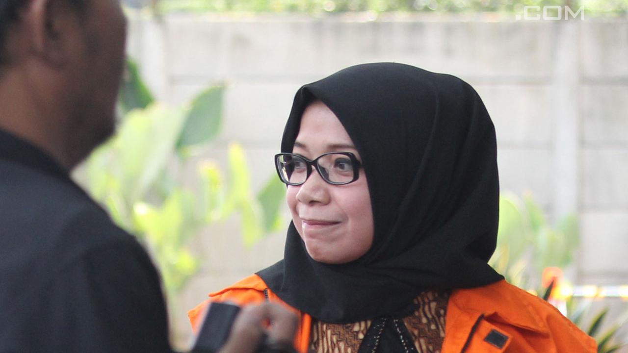 Kembali Diperiksa KPK, Eni Saragih Senyum-Senyum