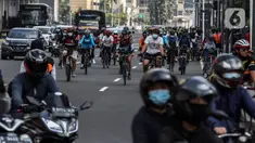 Warga bersepeda di kawasan Thamrin, Jakarta Pusat, Minggu (15/11/2020). Di masa PSBB transisi Jakarta, warga tetap melakukan aktivitas olahraga, khususnya bersepeda yang kini banyak diminati bahkan menjadi tren. . (Liputan6.com/Johan Tallo)
