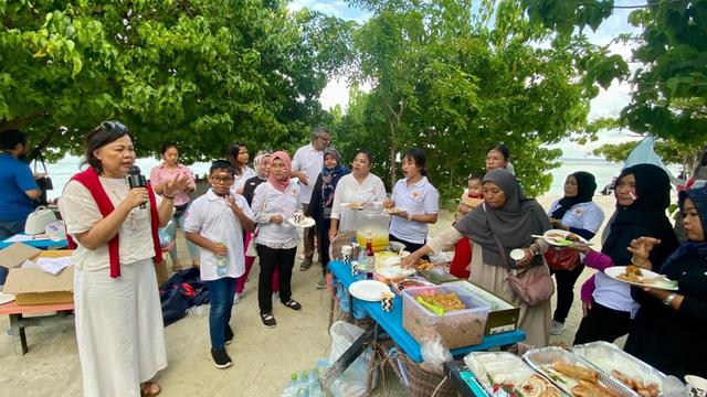 WNI di Maldives merayakan lomba 17 Agustus bersama Dubes RI di Kolombo, Dewi Gustina Tobing. (Foto: KBRI Colombo)