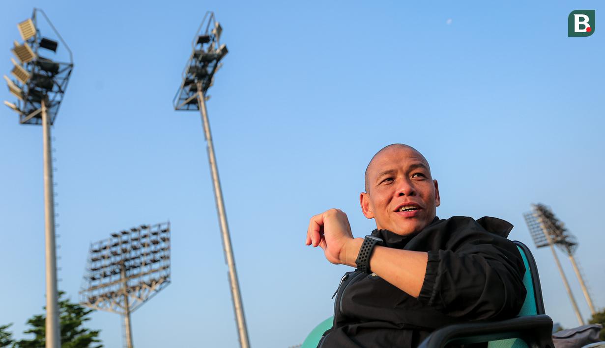 Pelatih Timnas Indonesia U-16, Nova Arianto berbincang dengan timnya saat latihan perdana Timnas Indonesia U-16 yang berlangsung di Lapangan B, Kompleks Stadion Utama Gelora Bung Karno (SUGBK), Senayan, Jakarta, Senin (19/02/2024). (Bola.com/Bagaskara Lazuardi)