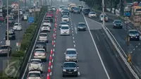 Pengaturan lalu lintas kendaraan melawan arah atau contraflow di jalan tol dalam kota (Cawang - Semanggi) Km 1+700 hingga Km 8+100 Jakarta, Senin (13/2). Contraflow akan berlaku pada hari kerja pada pukul 06.00 - 09.00. (Liputan6.com/Gempur M Surya)