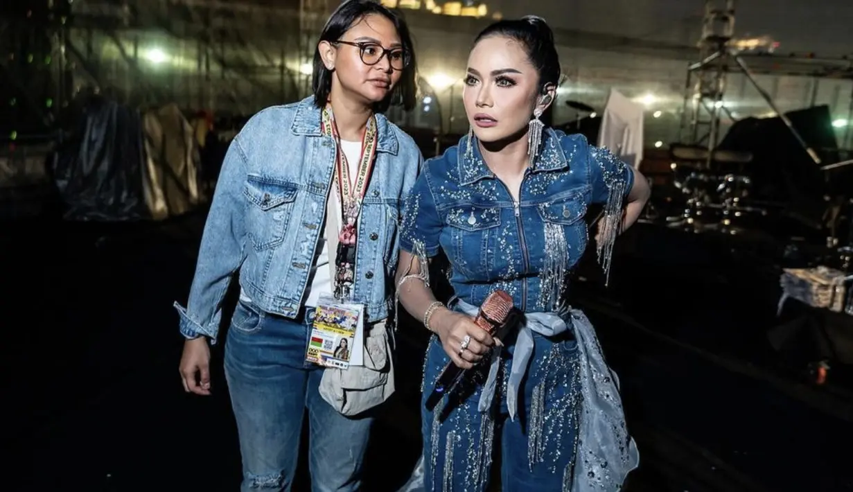 Dilengkapi dengan gaya rambut ponytail dan makeup bold, pesona Diva Krisdayanti terpancar sempurna. [Foto: Instagram/ Krisdayanti]