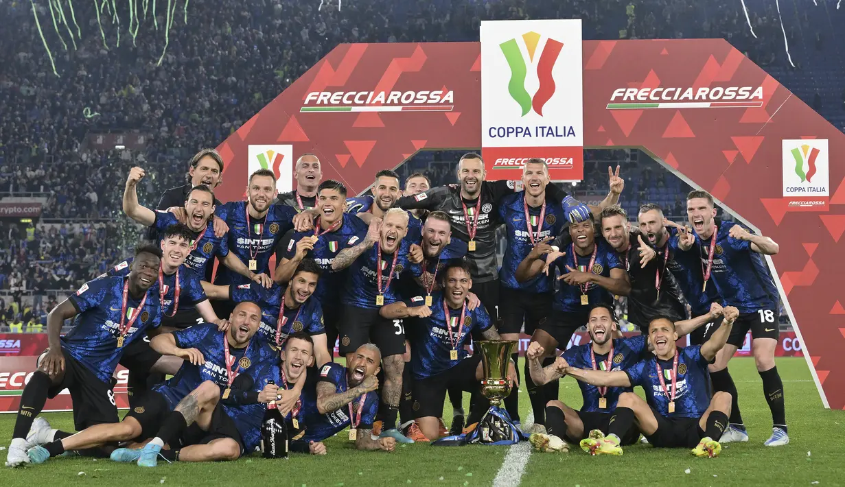 <p>Pemain Inter Milan melakukan selebrasi usai memenangkan pertandingan final Coppa Italia 2021/2022 4-2 atas Juventus di Stadion Olimpico, Roma, Kamis (12/5/2022) dini hari WIB. Bagi Inter Milan, ini gelar juara Coppa Italia 2021/2022 kedelapan setelah sebelumnya sukses menjadi kampiun turnamen ini pada 1939, 1978, 1982, 2005, 2006, 2010, dan 2011. (Alfredo Falcone/LaPresse via AP)</p>