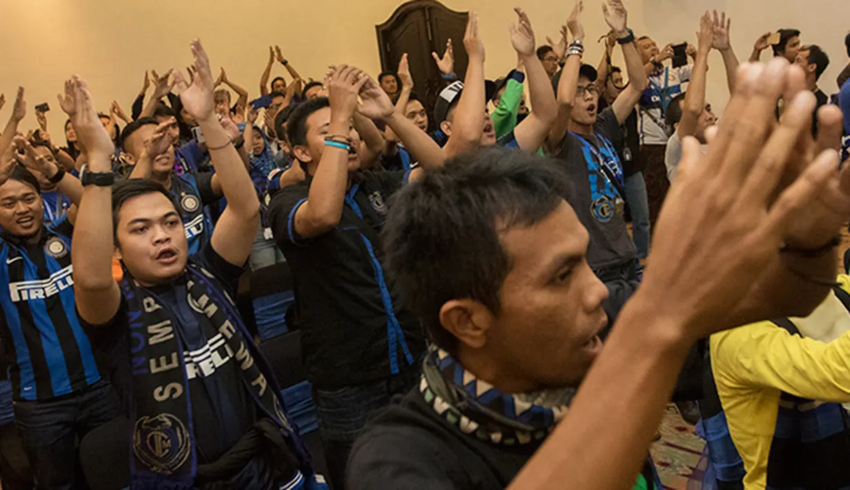Sejumlah pendukung Inter Milan bersorak-sorai pada Gathering Nasional Inter Club Indonesia (ICI) IV di Bali, Jumat (28/8/2015). Kegiatan itu berlangsung dari 28 hingga 30 Agustus. (Bola.com/Vitalis Yogi Trisna) 