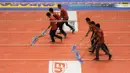 2. Petugas membersihkan lapangan jelang laga final four seri kedua Proliga 2016 di GOR Amongrogo, Yogyakarta, Minggu (8/5/2016). (Bola.com/Vitalis Yogi Trisna)