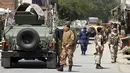 Pasukan keamanan berkumpul menyusul ledakan bom bunuh diri dan serangan bersenjata yang dilancarkan kelompok gerilyawan di Jalalabad, Selasa (31/7). Serangan di Jalalabad menargetkan kompleks Departemen Pengungsi dan Repatriasi Afghanistan. (AP Photo)