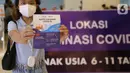 Seorang anak menunjukkan kartu vaksinasi usai menjalani vaksin di Lippo Mall Kemang, Jakarta Selatan, Minggu (16/01/2022). Kegiatan Vaksinasi sebagai bentuk peran aktif dan sinergi PT Lippo Malls Indonesia dalam mendukung percepatan tercapainya vaksinasi nasional. (Liputan6.com/Fery Pradolo)