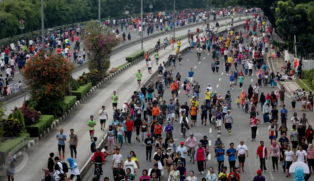 Warga berolahraga saat Car Free Day (CFD) di ruas Jalan Sudirman-Thamrin, Jakarta, Minggu (26/3). Libur panjang menjelang Nyepi (28/3), sebagian warga Jakarta memilih menghabiskan waktu dengan berolahraga di area CFD. (Liputan6.com/Faizal Fanani)