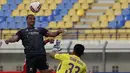 Striker Madura United, Bruno Da Silva Lopes (kiri) berusaha menyundul bola ke gawang Persik Kediri dalam laga Grup C Piala Menpora 2021 di Stadion Si Jalak Harupat, Bandung, Sabtu (3/4/2021). Madura United kalah 1-2 dari Persik. (Bola.com/Ikhwan Yanuar)
