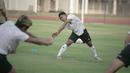 Pemain Timnas Indonesia, Febri Hariyadi, saat mengikuti sesi latihan perdana di Stadion Madya, Jakarta, Jumat (7/8/2020) sore WIB. Sebanyak 24 pemain Timnas Indonesia jalani latihan perdana dengan mengikuti protokol kesehatan. (dok.PSSI)