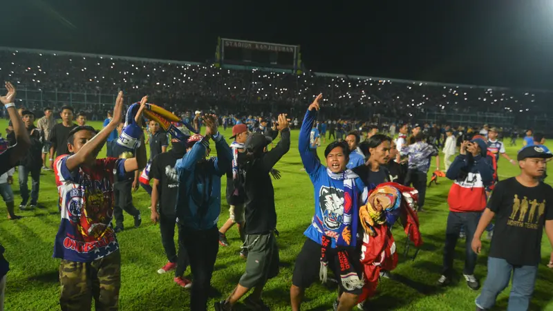 Kericuhan mewarnai jalannya duel Arema FC Vs Persib Bandung