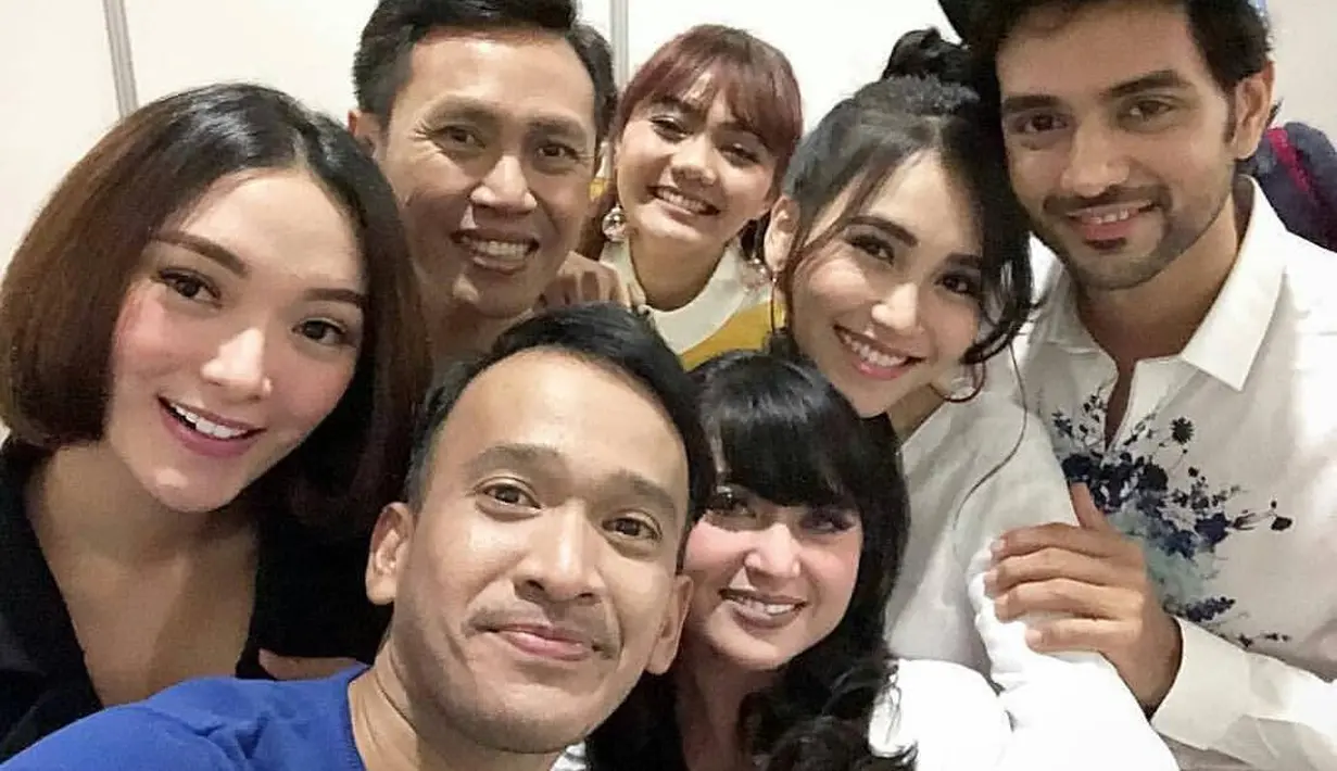 "Thanks udah gabung pesbuker sore ini," tulis Eko Patrio yang mengunggah foto bersama para pemain Pesbuker, Ayu Ting Ting, Ruben Onsu, Zaskia Gotik dan Eko Patrio. Dibarisan belakang, tampak Rina Nose tengah tersenyum. (Instagram/ekopatriosuper)