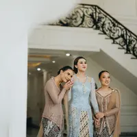 Banyak momen haru di pertunangan Thariq Halilintar dan Aaliyah Massaid. Salah satunya adalah kedua kakak perempuan Aaliyah yang menggandengnya hingga bertemu dengan sang calon suami, Thariq. [Foto: Instagram/morden.co]