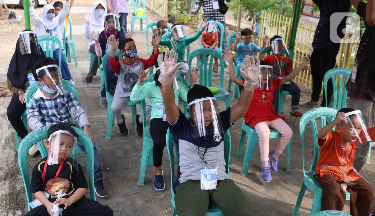 Anak-anak melakukan kegiatan belajar di luar sekolah di Kampung Belajar New Normal di Pinang Indah, Tangerang, Jumat (19/6/2020). Kampung Belajar New Normal ini didirikan untuk anak - anak kawasan tersebut yang ingin kembali bersekolah. (Liputan6.com/Angga Yuniar)
