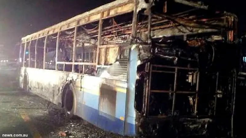 bus-terbakar130608b.jpg