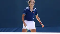 Emma Raducanu dari Inggris Raya tersenyum selama sesi latihan pada Hari Kedua Belas US Open 2021 di USTA Billie Jean King National Tennis Center, New York (10/9/2021). Capaian Raducanu ke final sangat membanggakan untuknya lantaran tampil pertama kali di US Open. (Matthew Stockman/Getty Images/AFP)