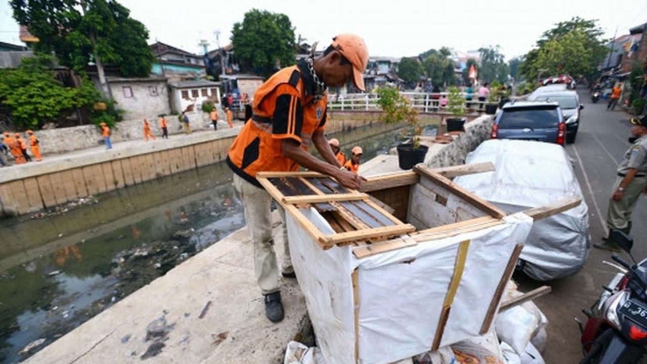 Antisipasi flu burung, kandang unggas di bantaran Ciliwung dibongkar