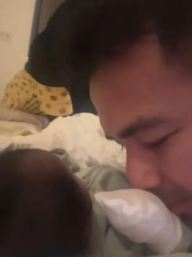 Potret Rayyanza yang cemburu dengan Baby Lily (Sumber: Instagram/@raffinagita1717)