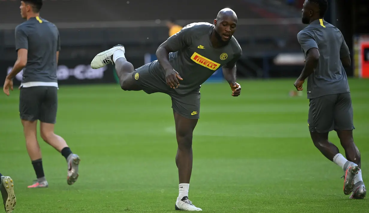 Striker Inter Milan, Romelu Lukaku, melakukan latihan jelang laga Liga Europa di Gelsenkirchen, Jerman, Selasa (4/8/2020). Inter Milan akan berhadapan dengan Getafe. (Photo by Ina Fassbender / various sources / AFP)