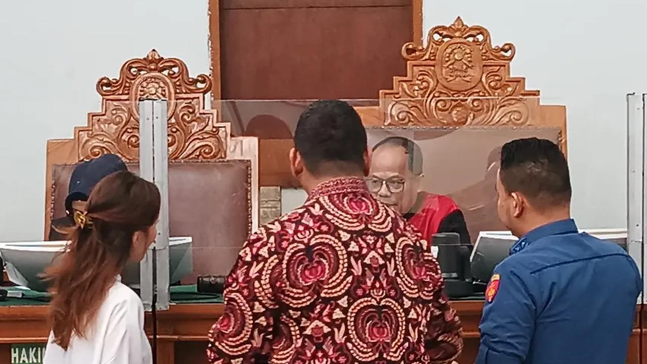 Selain meminta pencabutan status tersangka, Ismak dalam petitumnya juga turut meminta agar klienya dibebaskan.