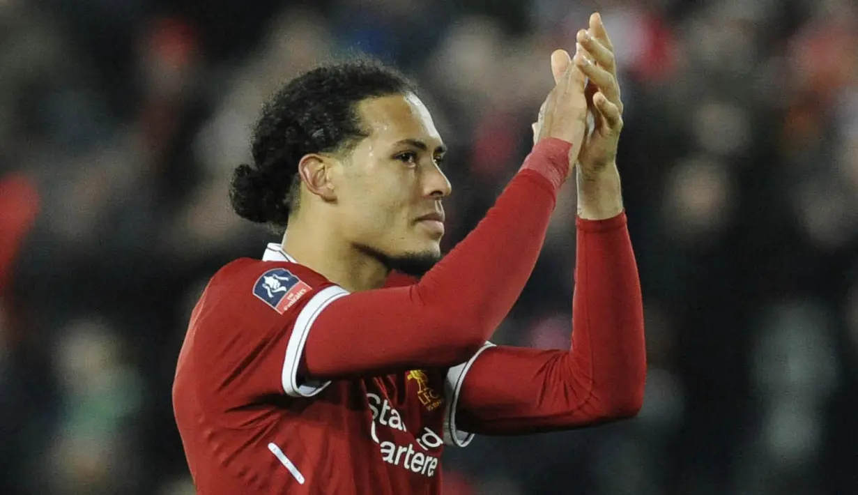 Bek - Virgil van Dijk (Belanda) pindah dari Southampton ke Liverpool dengan harga 75 juta poundsterling. (AP/Rui Vieira)