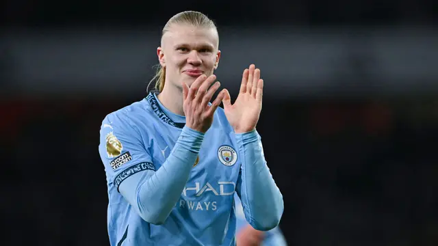 Foto: Momen Erling Haaland Balas Ejekan Fans Arsenal, Sambil Tersenyum Pamer Badge Trofi Premier League