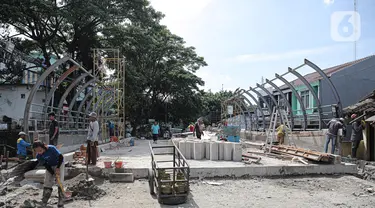 Suasana pembangunan revitalisasi Jembatan Cibubur, Jakarta, Senin (24/10/2022). Jembatan Cibubur yang saat ini sedang direvitalisasi, akan dilengkapi akses untuk pejalan kaki. Jembatan Cibubur yang menghubungkan Pasar Rebo dan Ciracas itu akan ditinggikan guna menghindari genangan ketika permukaan Kali Cipinang meninggi dan ditargetkan selesai pada bulan November 2022. (Liputan6.com/Faizal Fanani)