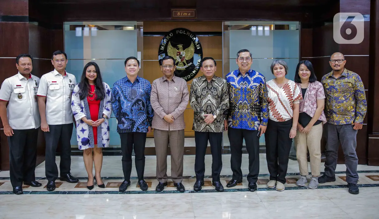 Menko Polhukam Mahfud Md (kelima kiri) dan jajarannya foto bersama Direktur SCM Imam Sudjarwo (kelima kanan) dan jajarannya di Kantor Kemenko Polhukam, Jakarta, Kamis (12/3/2020). Jajaran Grup Emtek mengunjungi Mahfud Md untuk bersilatuhrami. (Liputan6.com/Faizal Fanani)