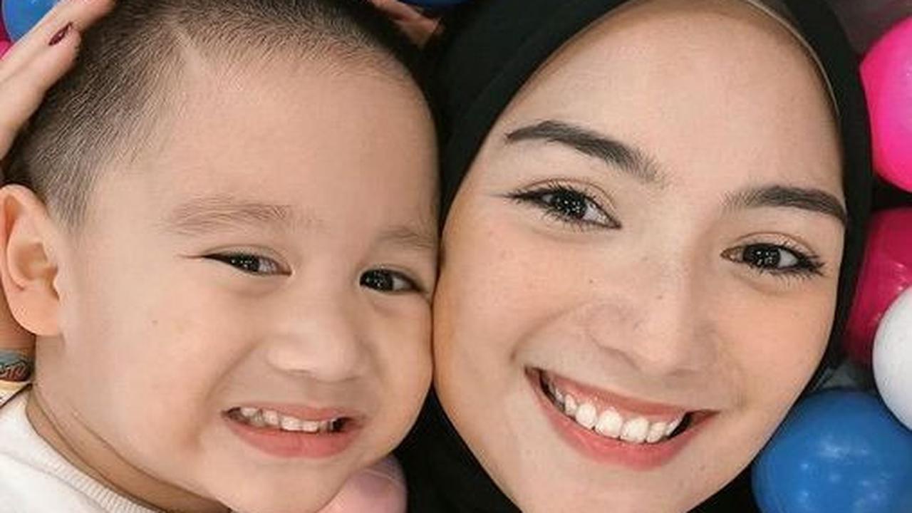10 Potret Athar Anak Citra Kirana yang Makin Menggemaskan dengan Kepala Botak, Wajah Gantengnya Mirip Banget Rezky Aditya
