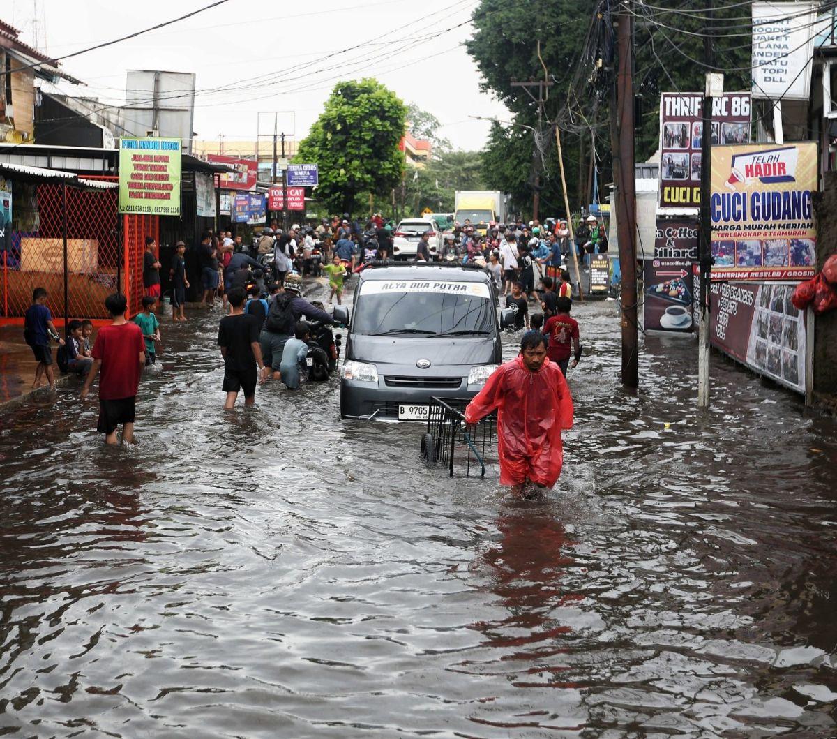 Banjir parah melanda jalur penghubung Jakarta-Tangerang di kawasan Joglo, Jakarta, Jumat (22/3/2024). Banjir tersebut terjadi setelah hujan mengguyur Jakarta selama semalaman. Kondisi itu diperparah dengan buruknya sistem drainase di kawasan tersebut.&nbs