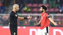 Sebuah insiden terjadi pada menit ke-37 ketika wasit Victor Gomes menawarkan Mohamed Salah untuk menjadi wasit dalam pertandingan tersebut dengan menyodorkan peluit, pena, dan kartu kuning. (AFP/Charly Triballeau)