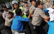 Mahasiswa UKI & YAI tawuran, Jalan Diponegoro macet