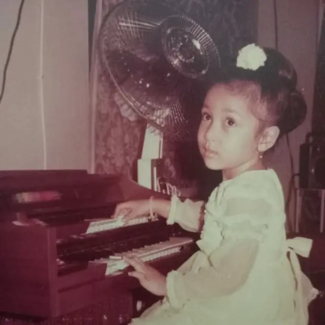 Genap 47 Tahun, 6 Potret Lawas Devi Permatasari Ini Bukti Cantik Sedari Dulu