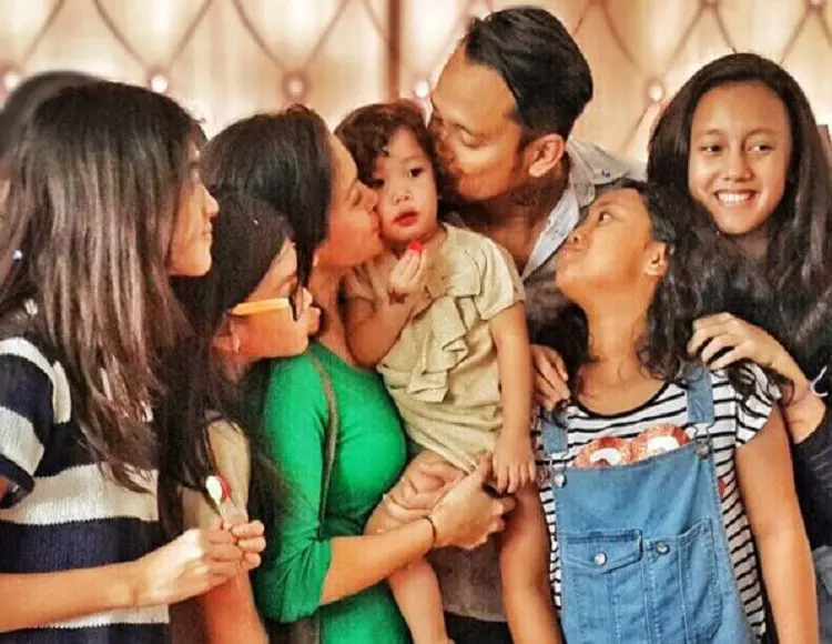 Tora Sudiro dan Mieke Amalia bersama lima anaknya | foto : instagram