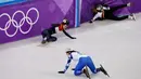 Atlet Jerman Anna Seidel, atlet Belanda Yara Van Kerkhof dan atlet Rusia Sofia Prosvirnova mengalami tabrakan saat mengikuti balapan skating trek pendek 1000 meter di Olimpiade Musim Dingin 2018 di Gangneung, Korea Selatan (20/2). (AP Photo / Morry Gash)