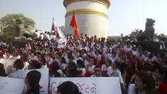 Sejumlah perawat dan bidan menggelar aksi protes di depan Monumen Kemerdekaan di Yangon, Myanmar, Rabu (15/3). Mereka menolak penerapan lisensi yang diajukan Departemen Kesehatan. (AP Photo / Thein Zaw)